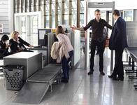 Авиапассажиров заставят включать и показывать экраны мобильников и планшетников