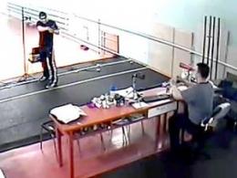 В Новокузнецке спортсмен застрелил тренера (видео) В Новокузнецке спортсмен застрелил тренера (видео)