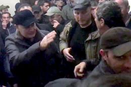Оппозиция захватила здание администрации президента Абхазии Оппозиция захватила здание администрации президента Абхазии