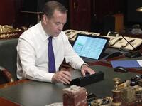 Медведев призвал "искать правильных пиратов и скачивать у них"