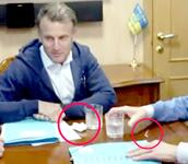 Предмет, похожий на пакетик, лежавший перед Макроном, вызвал ажиотаж