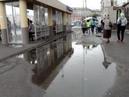 Лужа на Привокзальной площади Новокузнецка всех переживет Лужа на Привокзальной площади Новокузнецка всех переживет