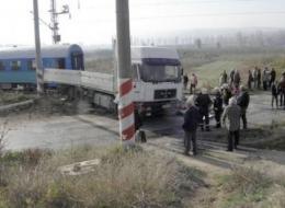 У шахты "Большевик" поезд протаранил грузовик, который застрял на переезде У шахты "Большевик" поезд протаранил грузовик, который застрял на переезде