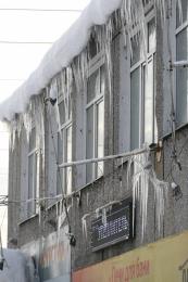 Новокузнецкие карнизы поросли сосульками