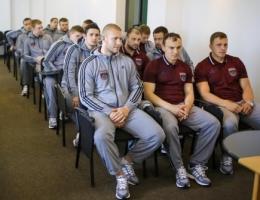 "Джентльмены" подарили мэру Кузнецову галстук "Джентльмены" подарили мэру Кузнецову галстук