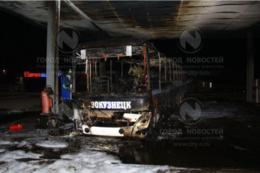 В Новокузнецке на АЗС сгорел пассажирский автобус МАЗ В Новокузнецке на АЗС сгорел пассажирский автобус МАЗ