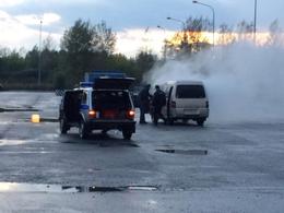 В Новокузнецке сотрудники ППС помогли автовладельцу потушить автомобиль В Новокузнецке сотрудники ППС помогли автовладельцу потушить автомобиль