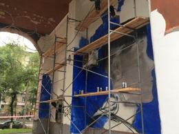 Арки домов на проспекте Металлургов уже раскрашивают Арки домов на проспекте Металлургов уже раскрашивают