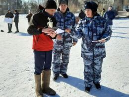 ОМОНовцы сыграли с новокузнецкими школьниками в мини-футбол