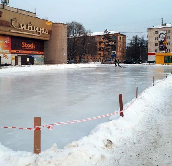 Каток новокузнецк. Каток Запсибовец Новокузнецк. Каток на Ильинке в Новокузнецке. Каток на стадионе Металлург Новокузнецк. Новокузнецк каток у кинотеатра Сибирь.