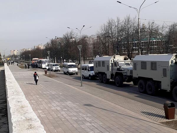 Полицейские запрещают новокузнечанам гулять на площади у мэрии