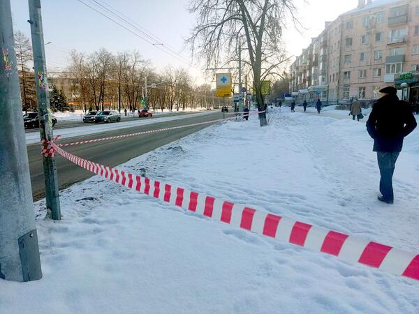 Проход через пр. Октябрьский у Дома быта запретили, но не преградили