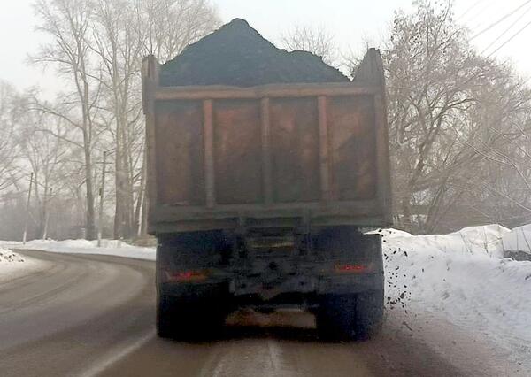 В Листвягах углевозы уже ничего не стесняются