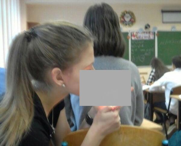 Семиклассница в Кузбассе курила прямо на уроке